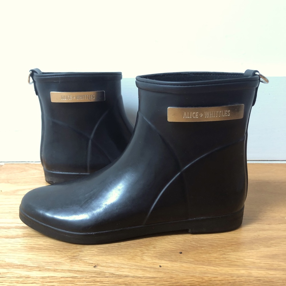 Alice + Whittles black rubber rain boot, like new, size 6 (37).